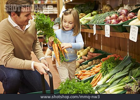 
                Vater, Einkaufen, Tochter, Supermarkt, Gemüseabteilung                   
