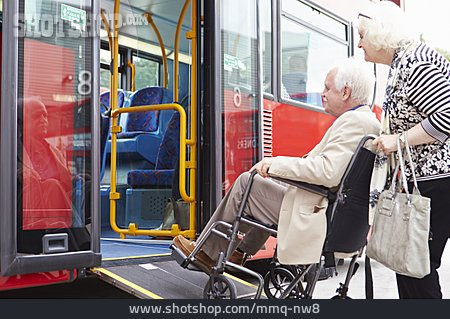 
                Mobilität, öffentliche Verkehrsmittel, Gehbehindert, Seniorenpaar                   