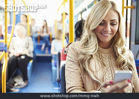 
                Frau, Mobile Kommunikation, öffentliche Verkehrsmittel                   
