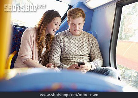 
                Paar, Personenbeförderung, Smartphone, Nahverkehr                   