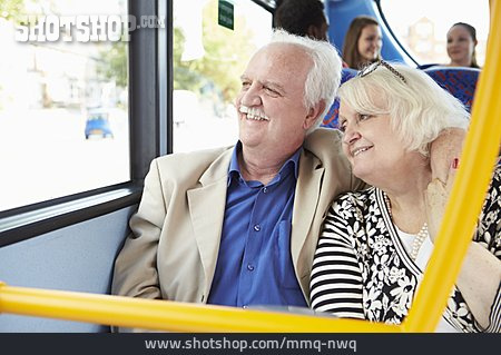 
                öffentliche Verkehrsmittel, Sitzplatz, Seniorenpaar                   