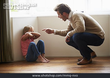 
                Vater, Tochter, Konflikt, Schimpfen, Häusliche Gewalt                   