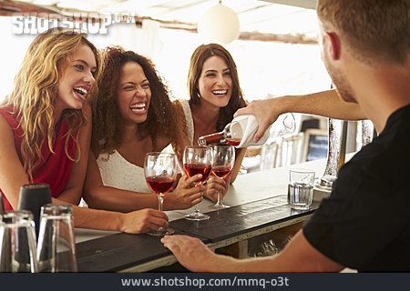 
                Wein, Freundinnen, Einschenken, Barkeeper                   