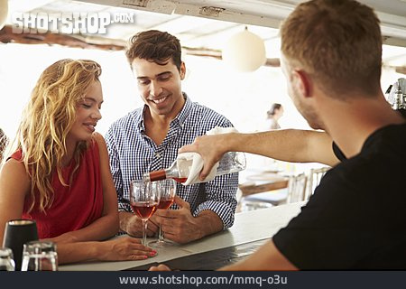 
                Paar, Wein, Einschenken, Barkeeper                   