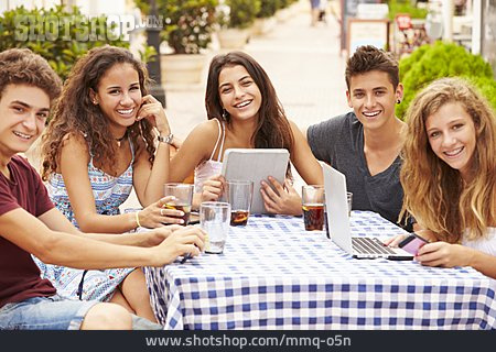 
                Teenager, Mobile Kommunikation, Gruppenbild, Tablet-pc                   