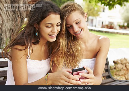 
                Mobile Kommunikation, Freundinnen, Smartphone                   