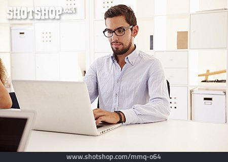 
                Junger Mann, Mann, Büro & Office, Laptop                   