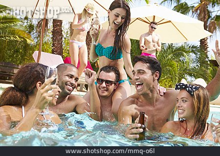 
                Spaß & Vergnügen, Urlaub, Swimmingpool, Freunde                   