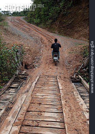 
                Transportmittel, Holzbrücke, Laos, Mopedfahrer                   