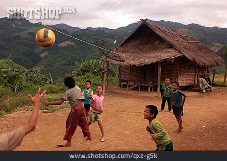 
                Asien, Straßenfußball, Laos                   