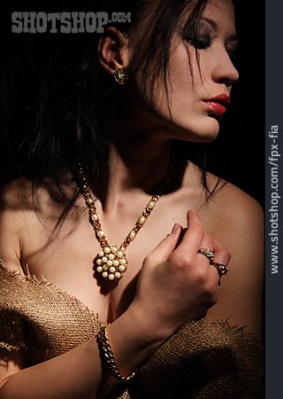 
                Junge Frau, Schmuck, Perlenkette                   