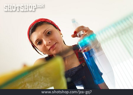 
                Hausfrau, Putzkraft, Glasreinigung                   