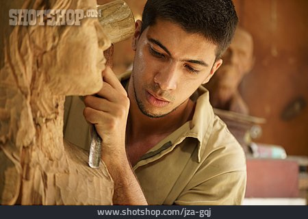
                Bildhauer, Modellieren, Holzbearbeitung, Holzskulptur                   
