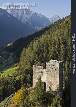 
                Schweiz, Graubünden, Burg Tschanüff                   