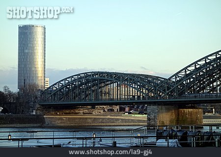 
                Köln, Hohenzollernbrücke, Kölntriangle                   