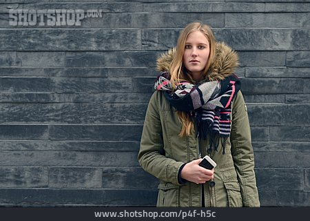 
                Junge Frau, Winterkleidung, Streetwear                   