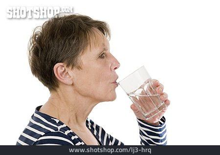 
                Seniorin, Trinken, Wasser, Wasserglas                   