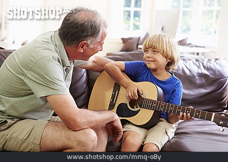 
                Enkel, Großvater, Gitarre                   