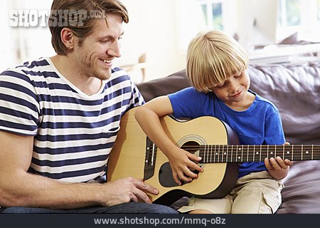 
                Vater, Gitarre, Sohn, Gitarrenunterricht                   