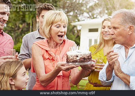 
                Großmutter, Seniorin, Geburtstag, Geburtstagskuchen                   