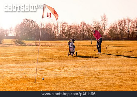 
                Golfplatz, Einlochen, Golferin                   