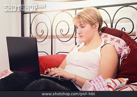 
                Junge Frau, Häusliches Leben, Laptop                   