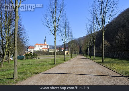 
                Allee, Schlosspark, Schloss Weesenstein                   