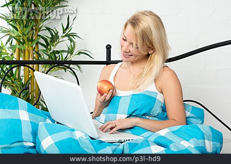 
                Frau, Laptop, Internet, Surfen                   