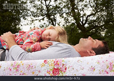 
                Vater, Sorglos & Entspannt, Tochter, Mittagsschlaf                   