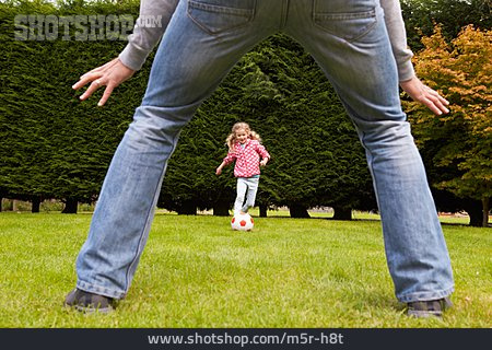 
                Vater, Tochter, Ballspiel                   