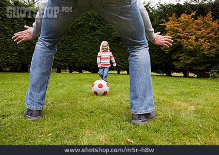 
                Vater, Tochter, Ballspiel                   