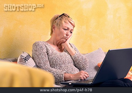 
                Frau, Laptop, Computerprobleme                   