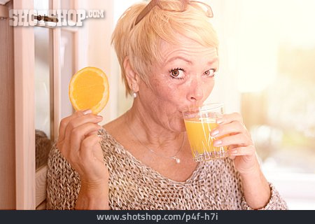 
                Frau, Gesunde Ernährung, Orangensaft                   