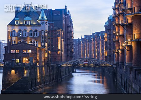 
                Kanal, Hamburg, Speicherstadt, Wasserschloss                   