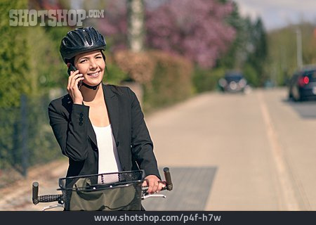 
                Geschäftsfrau, Mobile Kommunikation, Telefonieren, Radfahrerin                   