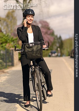 
                Geschäftsfrau, Mobile Kommunikation, Telefonieren, Radfahrerin                   