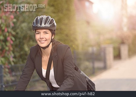 
                Geschäftsfrau, Lifestyle, Fahrradhelm                   