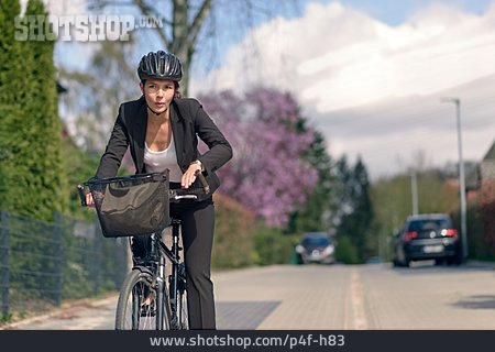 
                Geschäftsfrau, Fahrrad, Verkehrsregeln, Arbeitsweg                   
