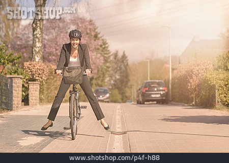 
                Geschäftsfrau, Radfahren, Radfahrerin, Arbeitsweg                   