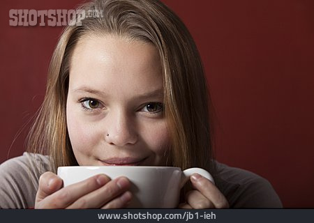 
                Junge Frau, Kaffee, Tee                   