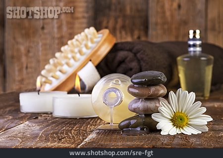 
                Teelicht, Massageöl, Aromatherapie, Steinstapel                   