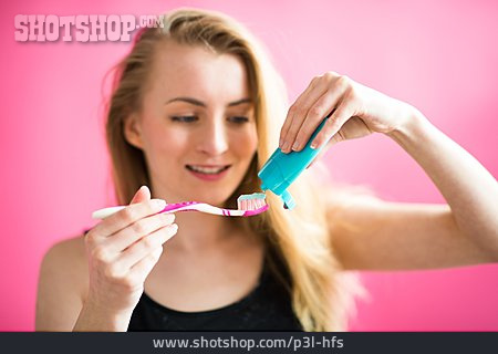 
                Junge Frau, Zahnpasta, Zahnhygiene                   