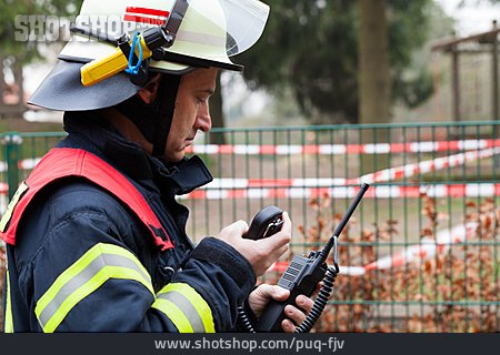 
                Mobile Kommunikation, Feuerwehrmann, Funkgerät                   
