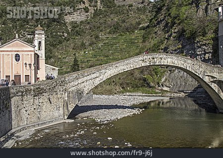 
                Italien, Bogenbrücke, Dolceacqua, Ponte Vecchio Di Dolceacqua                   