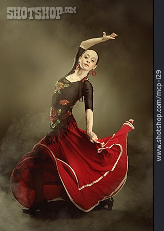 
                Junge Frau, Tanzen, Tänzerin, Flamencotänzerin                   
