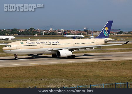 
                Flughafen, Atatürk, Airbus A330, Saudi Arabian Airlines                   