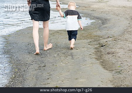 
                Kind, Mutter, Strandspaziergang                   