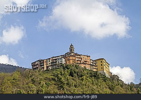 
                Castel Vittorio                   