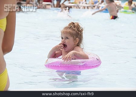 
                Kleinkind, Schwimmreifen, Freizeitbad                   