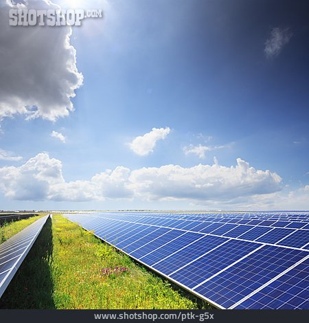 
                Alternative Energie, Solaranlage, Solarzelle, Solarpark                   